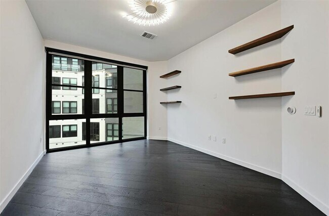 Building Photo - 800 Embassy Dr