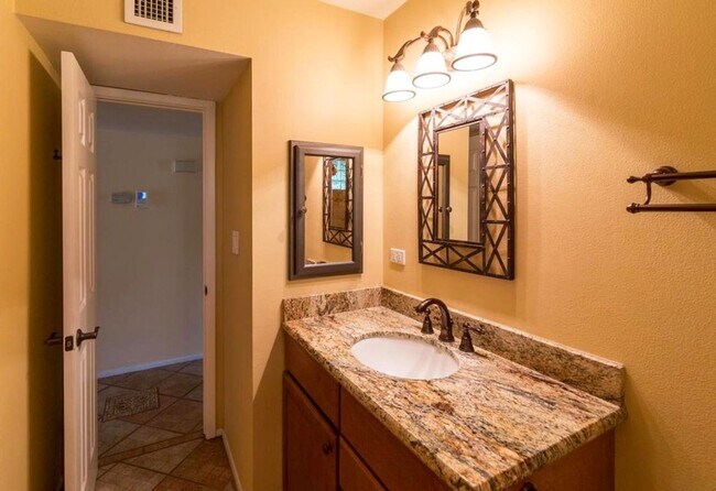 Building Photo - 5 Bedroom/2 Bath Home in amazing ASU Neighborhood