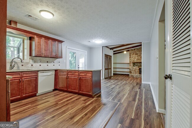 Building Photo - 11 Logwood Ln