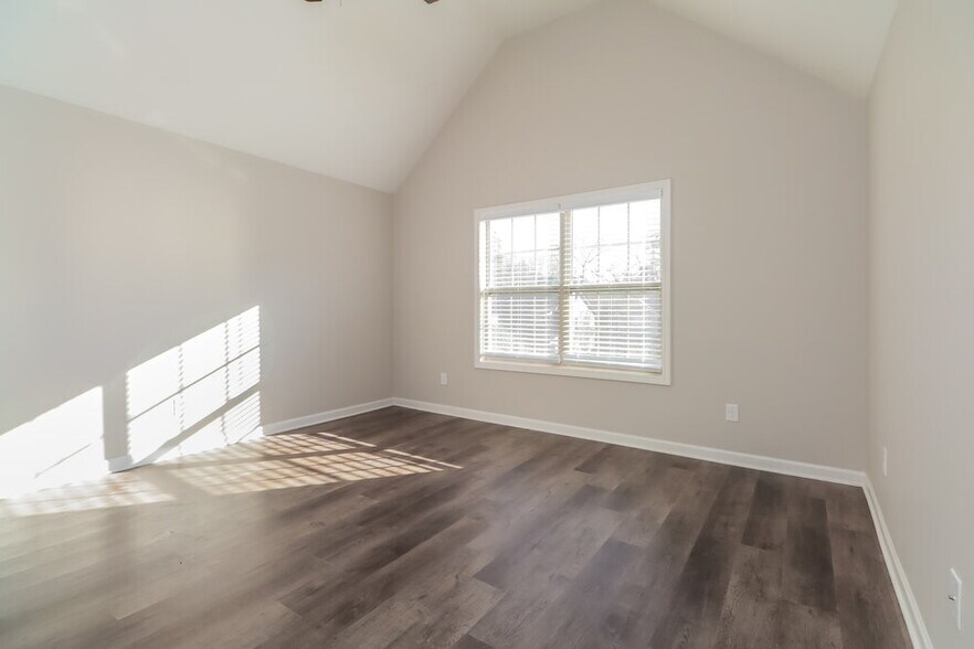 Building Photo - 450 Louise Way