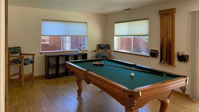 Building Photo - Large upscale home with large garage