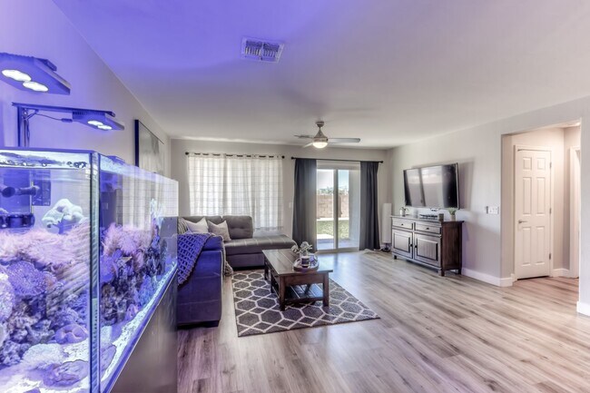 Building Photo - Welcome to this charming 3 bedroom, 2 bath...