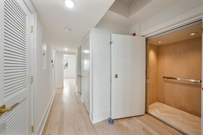 Building Photo - 6719 Meadowview Ave