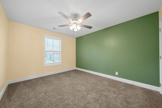 Building Photo - Luxury Meets Comfort: 5-Bed Beauty with Ch...