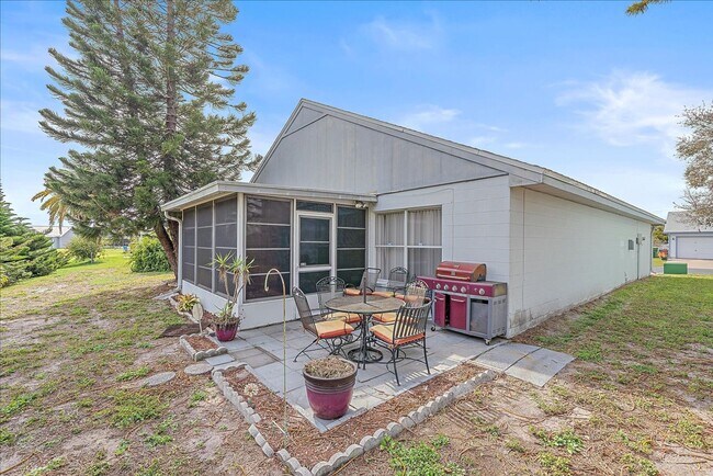 Building Photo - Annual 3 bed 2 bath house with a garage av...