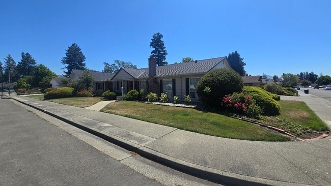 Building Photo - Unique Opportunity for a Freshly Updated H...