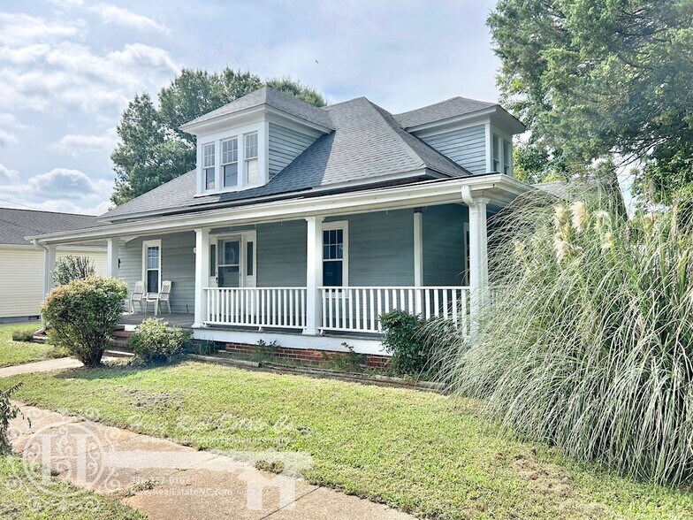 Primary Photo - 1021 Dixie St