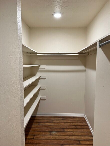 Building Photo - 819 Red Bird Ln