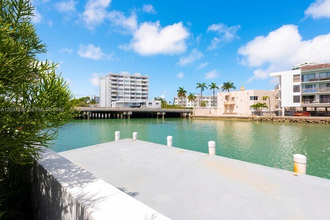 Building Photo - 6941 Bay Dr