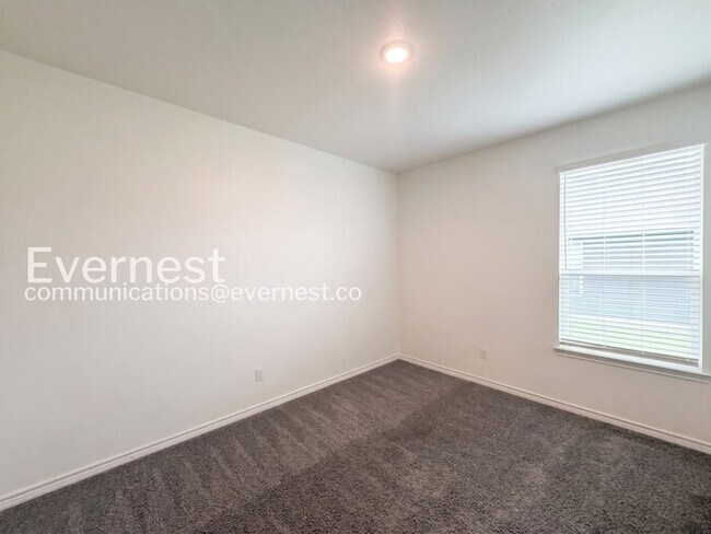 Building Photo - Limited Time Special Offer / 4 Bed, 2 Bath Home with Garage / Pet-Friendly / Vouchers Accepted / ...