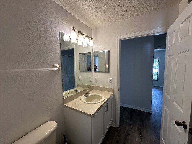 Building Photo - Beautiful Townhome