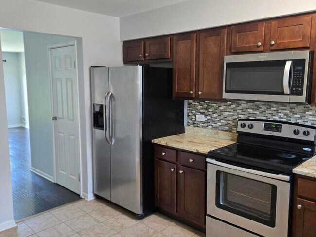 Building Photo - 9430 Bay Colony Dr