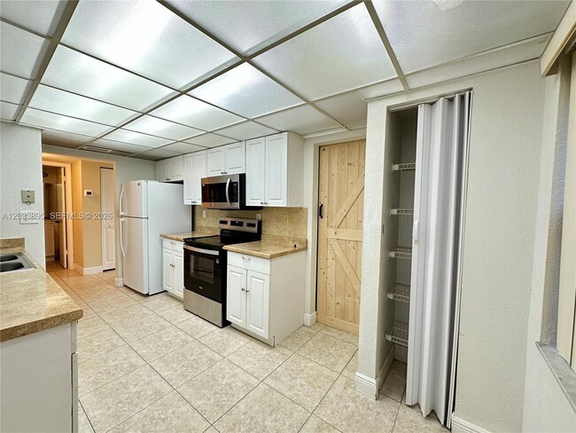 Building Photo - 400 Commodore Dr