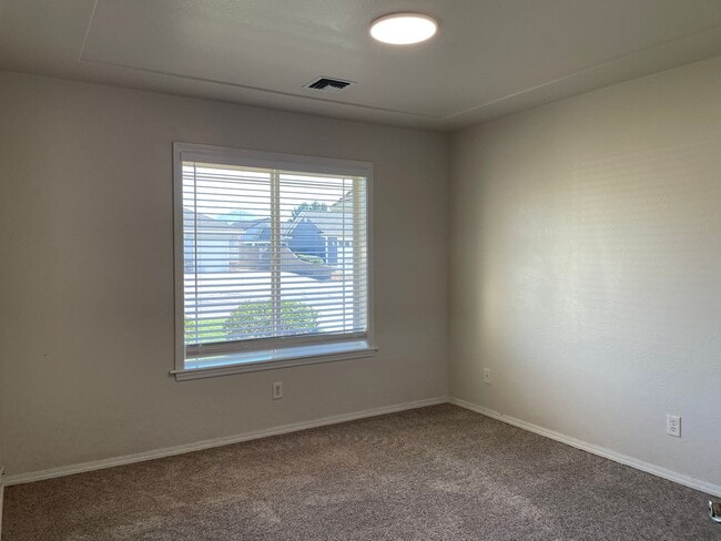 Building Photo - Stunning 3 Bedroom 2 Bath Home- Located in Friendly Central Point-Over 1600 Sq. Ft.