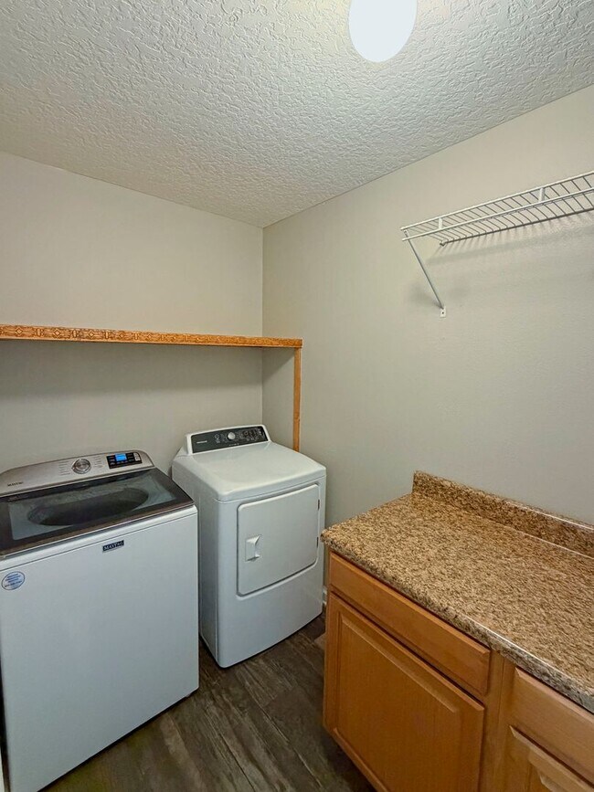 Building Photo - Beautiful 4 Bedroom, 2 Bathroom Home Situated on Grande Reserve Golf Course