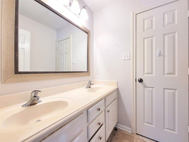 Building Photo - 17715 Laguna Trail Dr