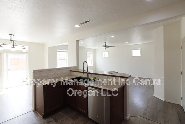 Building Photo - 3576 SW Pumice Ave