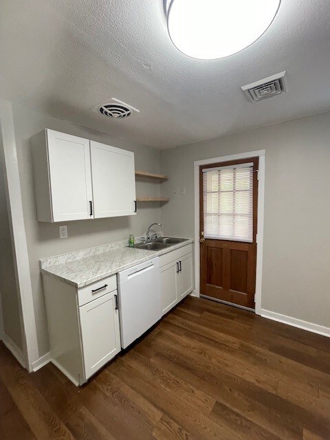 Building Photo - 702 Southgate Dr
