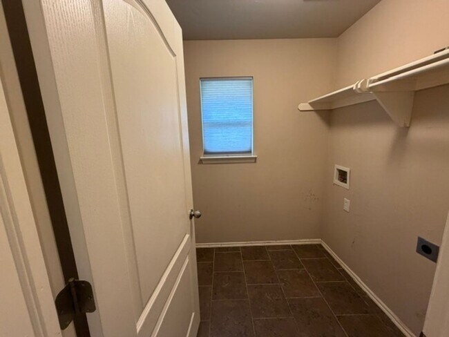 Building Photo - Adorable OKC home with 3 bed, 2 bath, 2 car garage in Mustang Schools!