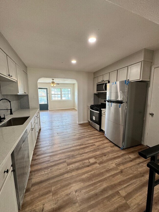 Building Photo - 4 Bedroom 2 Bath Home with Updates! Great Location!