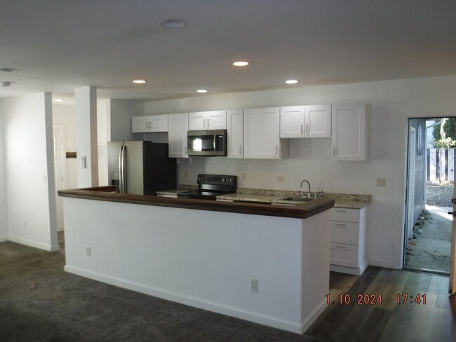 Building Photo - Great studio in Phoenix OR