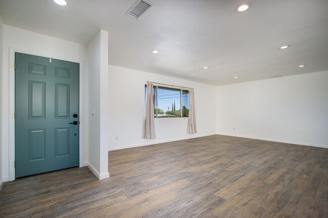 Building Photo - 3 Bedroom, remodeled home in the heart of Joshua Tree