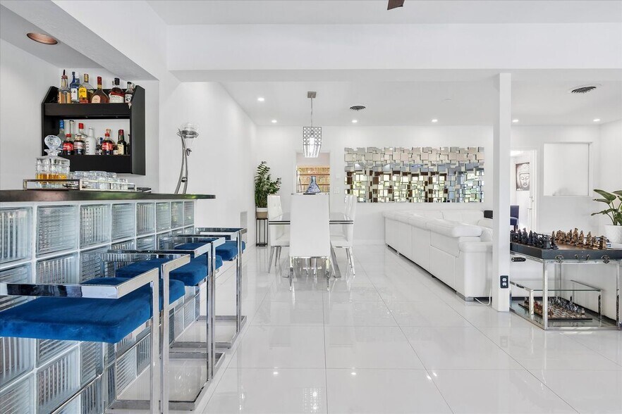 Building Photo - 440 N Rainbow Dr