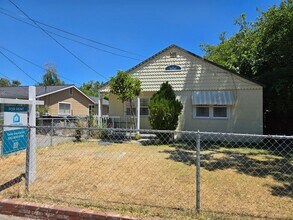 Building Photo - 2 Bedroom 1 Bath Home