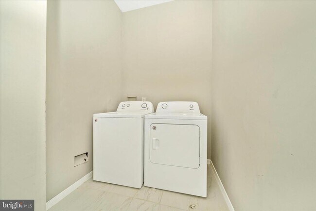 Building Photo - 3313 Moline Rd