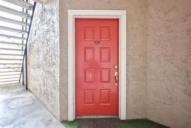 Building Photo - 10855 Meadowglen Ln