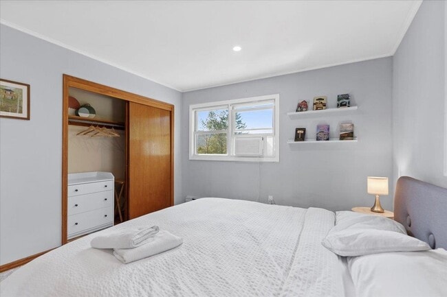 Building Photo - 275 Hillvale Rd