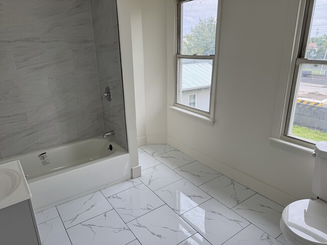 Building Photo - 924 N Kresson St