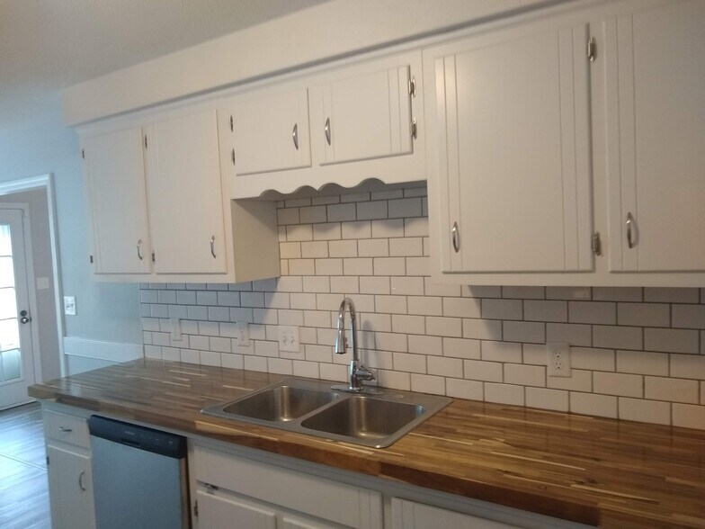 Kitchen - 967 may Apple dr