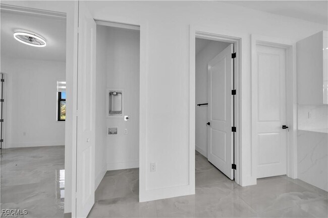 Building Photo - 713 Roma Ave S