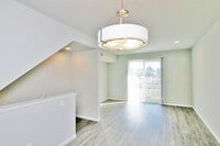 Building Photo - Clean, modern, move-in ready townhouse!