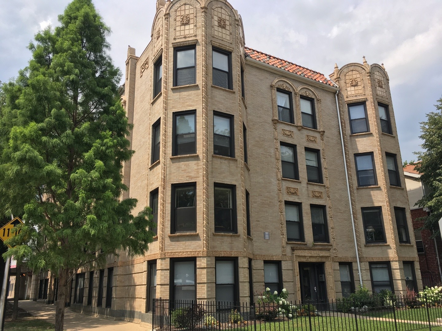 Building Photo - 1114 W Balmoral Ave