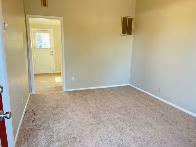 Building Photo - Two Bedroom Home, Detached Garage