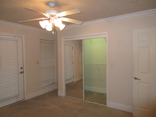 Building Photo - Great Townhome near Downtown