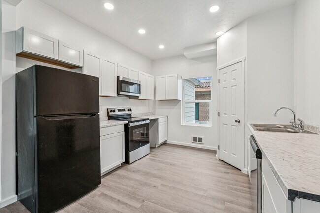 Building Photo - 913