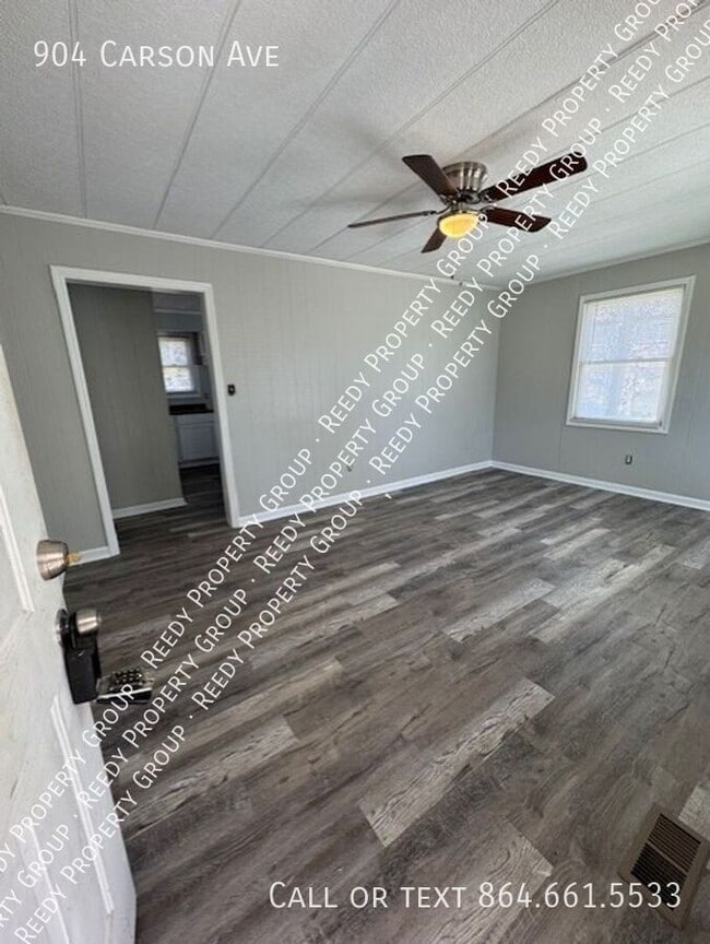 Building Photo - 904 Carson Ave