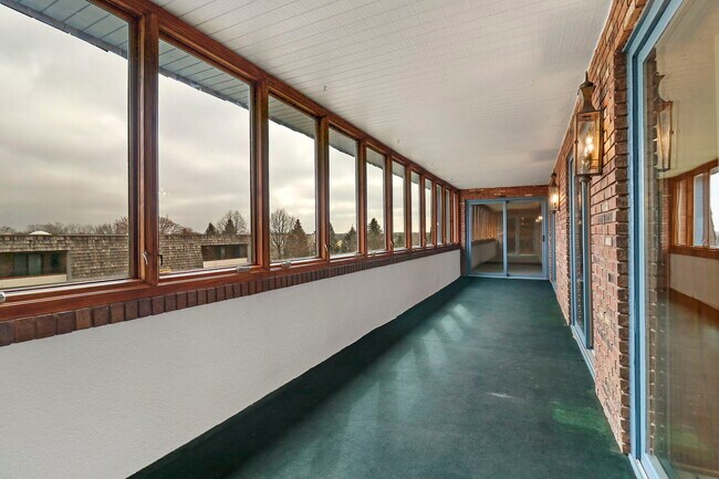 Building Photo - 150 Red Top Dr