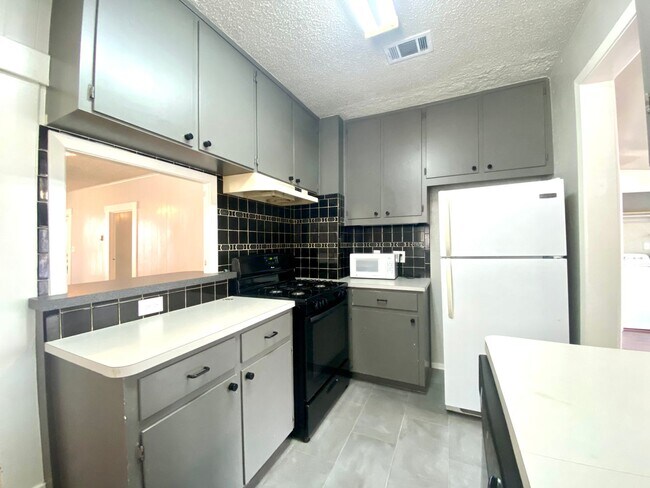 Building Photo - 407 E 30th St