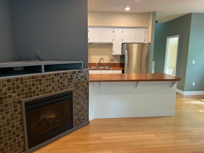 Building Photo - 2 Bed, 2 1/2 Bath townhome close to the Ri...