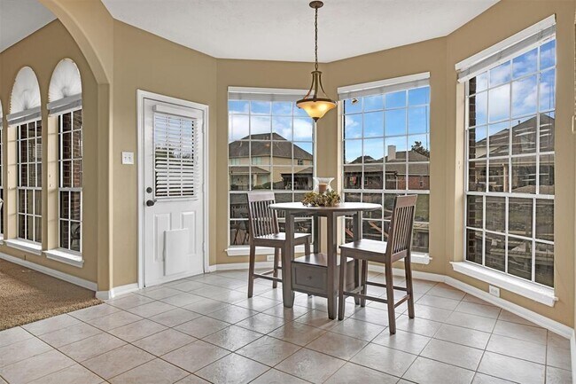 Building Photo - 8322 Shoregrove Dr