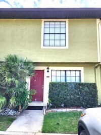Building Photo - 2-story townhome - Private Patio - Pool - ...