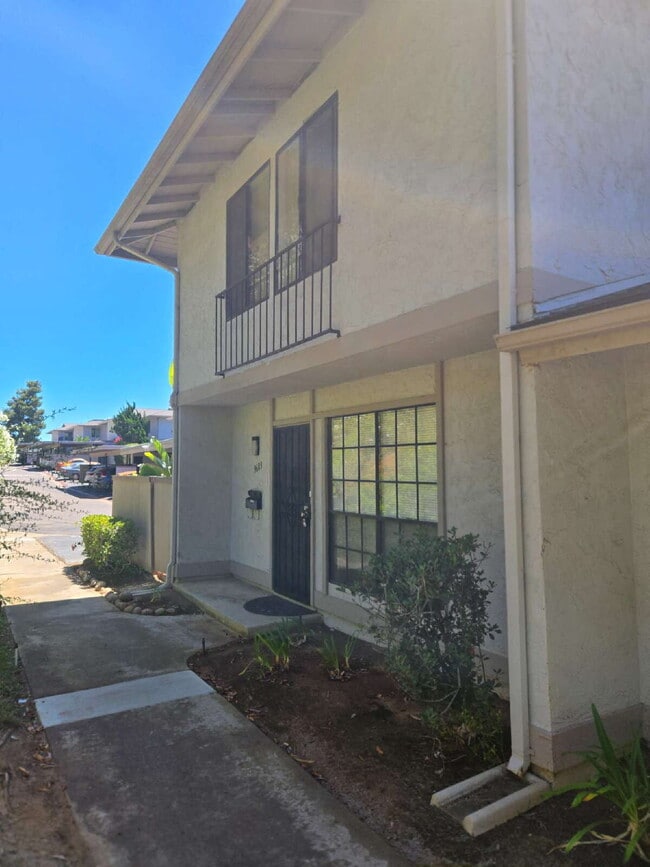 Building Photo - Spacious 3-bed, 2-bath condo is located in the heart of UTC, right on the UCSD bus line! It featu...