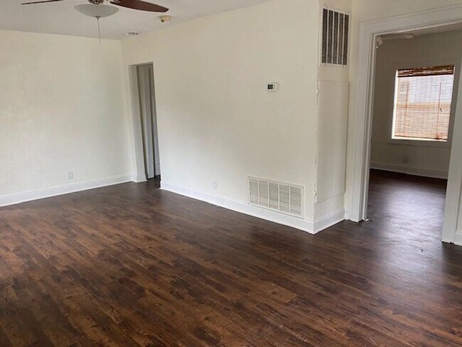 Building Photo - Charming bungalow 3/1 pet friendly blocks from Downtown St. Pete