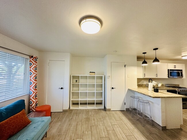 Building Photo - $400 Off First Month's Rent - Furnished St...