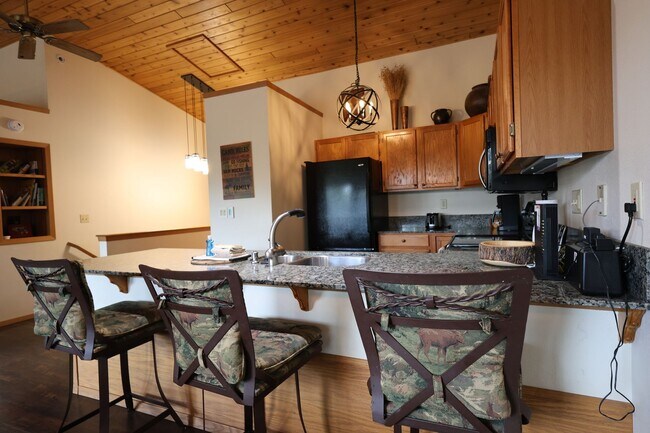 Building Photo - Large Condo with Garage