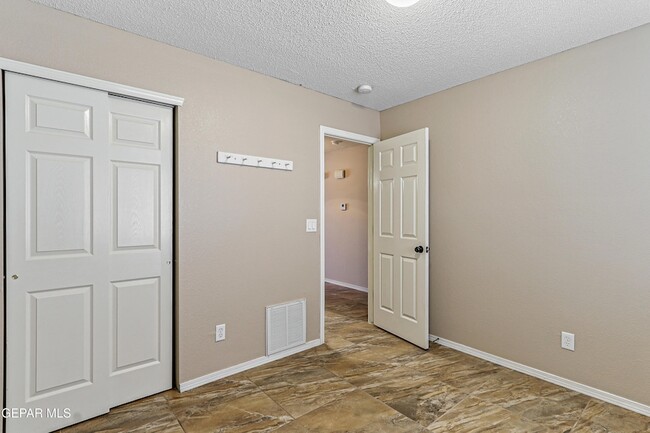 Building Photo - 14336 Desert Sage Dr